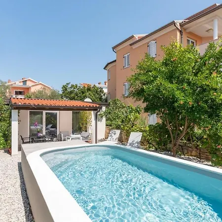 With Garden And Private Pool Karpinjan
