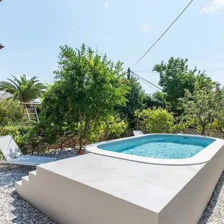 With Garden And Private Pool Karpinjan
