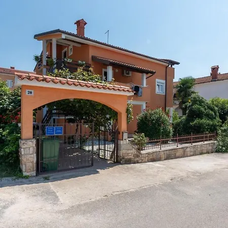 With Garden And Private Pool Vakantiehuis Karpinjan