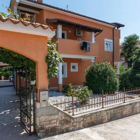 With Garden And Private Pool * Karpinjan