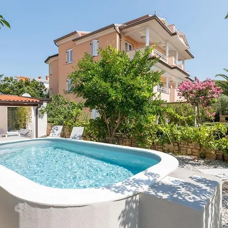 Holiday home With Garden And Private Pool Karpinjan